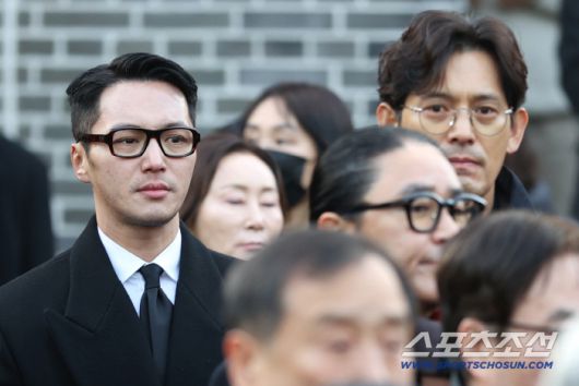 9일 오전 '국민배우' 고(故)안성기의 영결식이 서울 중구 명동성당에서 엄수됐다. 동료 후배 영화인들이 자리에 함께해 고인과 마지막 인사를 했다. 영정은 정우성, 훈장은 이정재가 들고 설경구, 박철민, 유지태, 박해일, 조우진, 주지훈이 고인의 운구를 들었다. 발인 참석한 변요한, 오지호. 명동성당=송정헌 기자songs@sportschosun.com/2026.01.09/