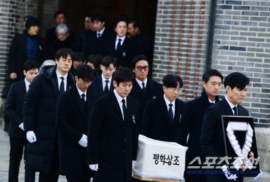 9일 오전 '국민배우' 고(故)안성기의 영결식이 서울 중구 명동성당에서 엄수됐다. 동료 후배 영화인들이 자리에 함께해 고인과 마지막 인사를 했다. 영정은 정우성, 훈장은 이정재가 들고 설경구, 박철민, 유지태, 박해일, 조우진, 주지훈이 고인의 운구를 들었다. 운구하는 후배 영화인들. 명동성당=송정헌 기자songs@sportschosun.com/2026.01.09/