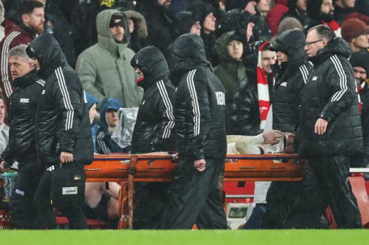 Liverpool's Conor Bradley is taken off the pitch during the English Premier League soccer match between Arsenal and Liverpool in London, Thursday, Jan. 8, 2026. (AP Photo/Ian Walton)<저작권자(c) 연합뉴스, 무단 전재-재배포, AI 학습 및 활용 금지>
