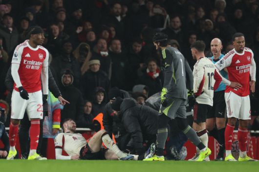 Trainers check on Liverpool's Conor Bradley during the English Premier League soccer match between Arsenal and Liverpool in London, Thursday, Jan. 8, 2026. (AP Photo/Ian Walton)  <저작권자(c) 연합뉴스, 무단 전재-재배포, AI 학습 및 활용 금지>