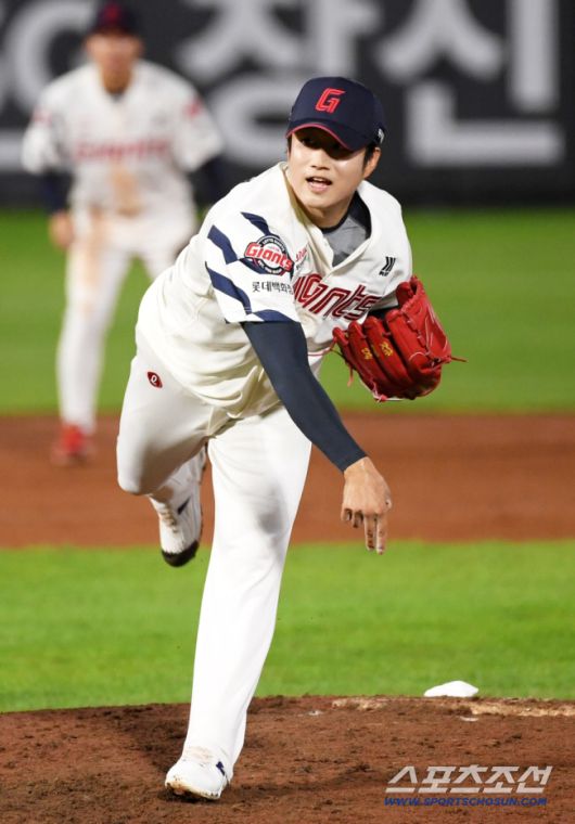 9일 부산 사직구장에서 열린 롯데 자이언츠와 한화 이글스의 경기. 롯데 김강현이 역투하고 있다. 부산=박재만 기자 pjm@sportschosun.com/2025.09.09/