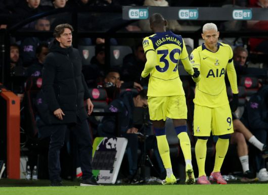 Soccer Football - Premier League - AFC Bournemouth v Tottenham Hotspur - Vitality Stadium, Bournemouth, Britain - January 7, 2026 Tottenham Hotspur's Richarlison comes on as a substitute to replace Randal Kolo Muani as manager Thomas Frank looks on REUTERS/Isabel Infantes EDITORIAL USE ONLY. NO USE WITH UNAUTHORIZED AUDIO, VIDEO, DATA, FIXTURE LISTS, CLUB/LEAGUE LOGOS OR 'LIVE' SERVICES. ONLINE IN-MATCH USE LIMITED TO 120 IMAGES, NO VIDEO EMULATION. NO USE IN BETTING, GAMES OR SINGLE CLUB/LEAGUE/PLAYER PUBLICATIONS. PLEASE CONTACT YOUR ACCOUNT REPRESENTATIVE FOR FURTHER DETAILS..<저작권자(c) 연합뉴스, 무단 전재-재배포, AI 학습 및 활용 금지>