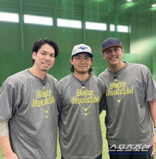 마에다가 일본에서 열린 한 행사에서 이마나가, 눗바와 포즈를 취했다. 사진출처=마에다 겐타 SNS