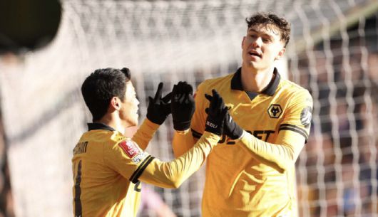 황희찬과 라르센     사진캡처=울버햄튼 구단 홈페이지