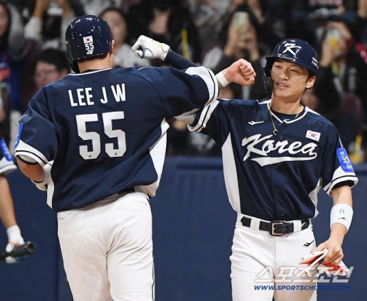 9일 서울 고척스카이돔에서 열린 한국과 체코의 야구대표팀 평가전. 9회초 무사 1루 이재원이 투런포를 친 후 박해민의 환영을 받고 있다. 고척=정재근 기자 cjg@sportschosun.com/2025.11.9/