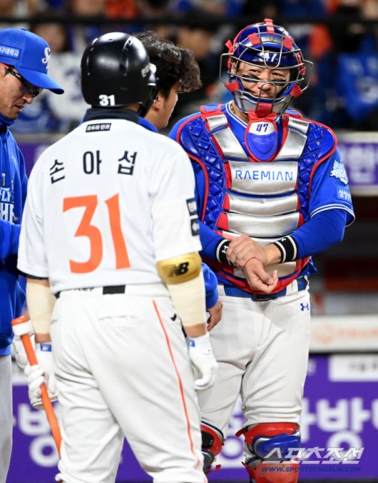 24일 대전 한화생명볼파크에서 열린 PO 5차전 삼성과 한화의 경기, 4회말 강민호가 손아섭의 파울타구를 손에 맞고 고통스러워하고 있다. 대전=허상욱 기자wook@sportschosun.com/2025.10.24/