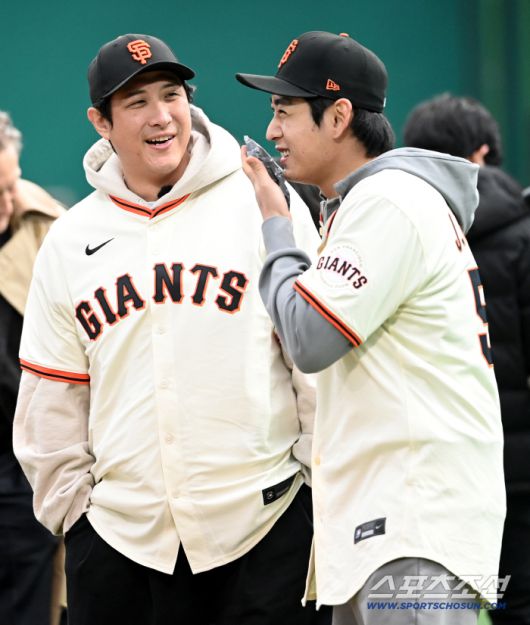 미국 메이저리그 샌프란시스코 자이언츠 이정후가 7일 이천 LG챔피언스파크에서 휘문고, 덕수고 선수들과 함께 클리닉 행사를 가졌다. 이정후와 황재균이 이야기를 나누고 있다. 이천=허상욱 기자wook@sportschosun.com/2026.01.07/