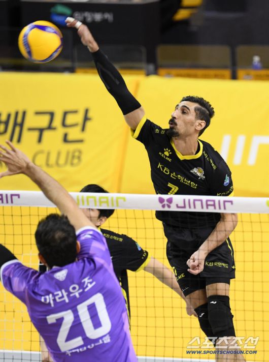 22일 의정부 경민대학교 체육관에서 열린 V리그 남자부 KB손해보험과 우리카드의 경기. KB손해보험 야쿱이 상대 블로킹을 피해 공격을 시도하고 있다. 의정부=박재만 기자 pjm@sportschosun.com/2025.11.22/