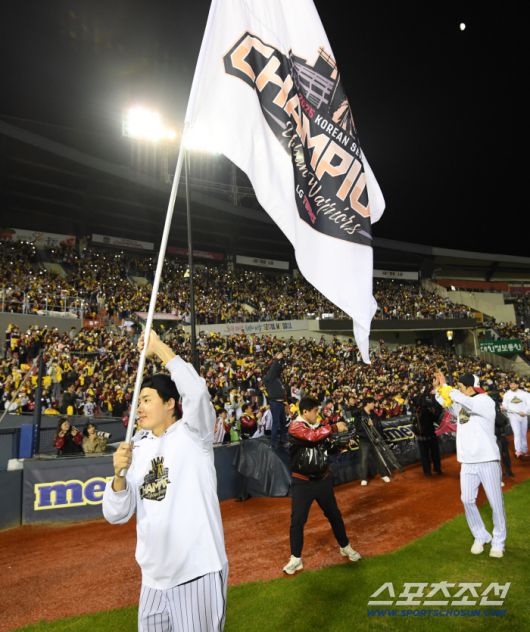 '한국시리즈 통합우승 IN 잠실' 행사가 1일 잠실구장에서 열렸다. LG 임찬규가 팬들과 함께 우승의 기쁨을 만끽하고 있다. 잠실=박재만 기자 pjm@sportschosun.com/2025.11.01/
