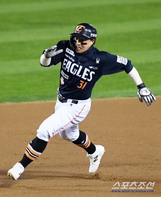 27일 잠실구장에서 열린 한국시리즈 2차전 LG 트윈스와 한화 이글스의 경기. 1회초 2사 2루 한화 하주석 안타 때 손아섭이 홈을 향해 달리고 있다. 잠실=박재만 기자 pjm@sportschosun.com/2025.10.27/