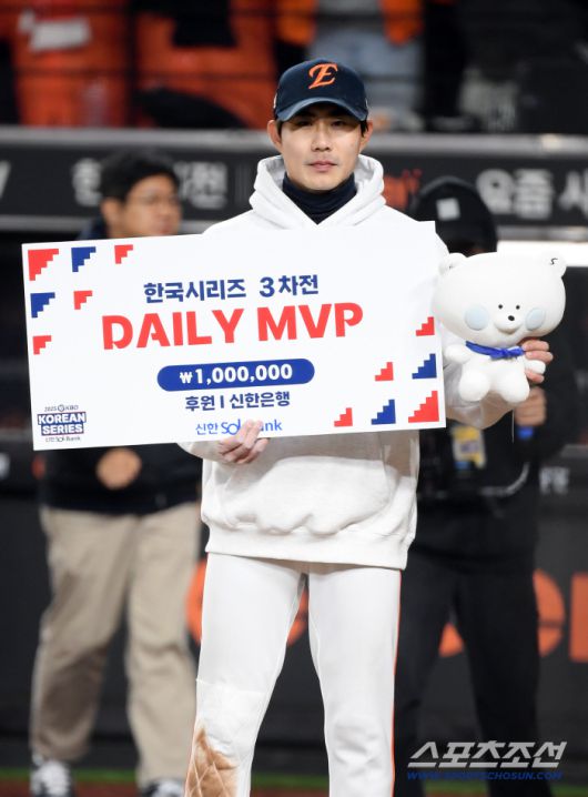 29일 대전 한화생명볼파크에서 열린 한국시리즈 3차전 한화 이글스와 LG 트윈스의 경기. 데일리 MVP 심우준이 포즈를 취하고 있다. 대전=박재만 기자 pjm@sportschosun.com/2025.10.29/