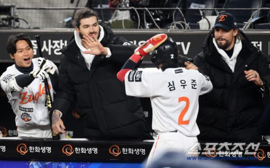 29일 대전 한화생명볼파크에서 열린 한국시리즈 3차전 한화 이글스와 LG 트윈스의 경기. 8회말 2사 2,3루 한화 최재훈의 적시타 때 득점한 심우준, 황영묵이 동료들과 하이파이브를 하고 있다. 대전=박재만 기자 pjm@sportschosun.com/2025.10.29/