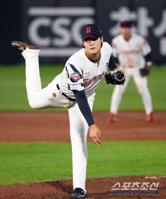 9일 부산 사직구장에서 열린 롯데 자이언츠와 한화 이글스의 경기. 롯데 이민석이 역투하고 있다. 부산=박재만 기자 pjm@sportschosun.com/2025.09.09/