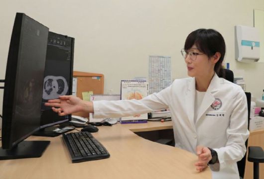 한림대동탄성심병원 호흡기-알레르기내과 강혜린 교수는 기저질환자일수록 폐렴 합병증을 더 주의해야 한다고 설명했다.