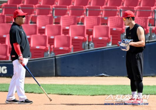 5일 광주KIA챔피언스필드에서 열린 KT와 KIA의 경기, KIA 이범호 감독이 오선우의 수비훈련을 지도하고 있다. 광주=허상욱 기자wook@sportschosun.com/2025.09.05/