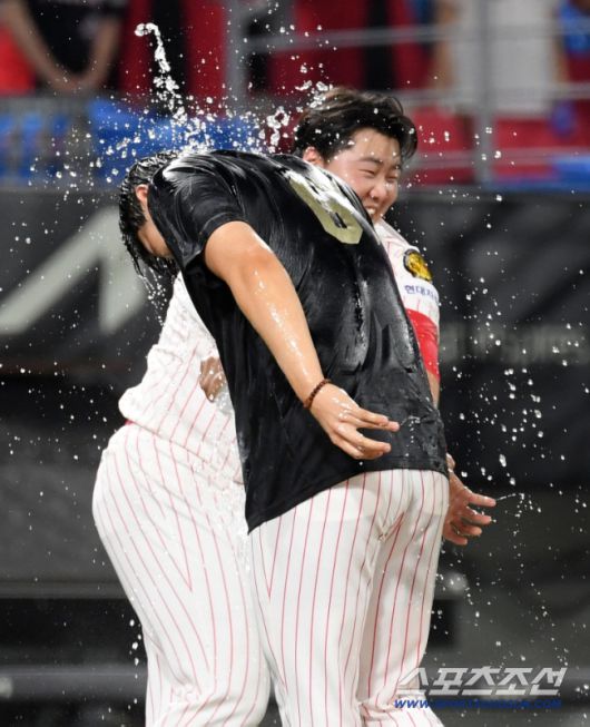 1일 광주 기아챔피언스필드에서 열린 KIA 타이거즈와 한화 이글스의 경기. KIA 이적 후 첫 승리와 세이브를 거둔 김시훈, 한재승이 기뻐하고 있다. 광주=박재만 기자 pjm@sportschosun.com/2025.08.01/