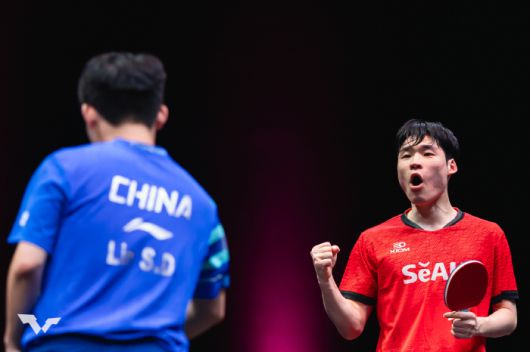 장우진(오른쪽)이 11일 WTT챔피언스 도하  남자단식 4강에서 '세계 2위' 중국 린시동을 상대로 승리한 후 포효파는 모습. 사진출처=WTT