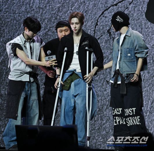 12일 서울 한남동 블루스퀘어에서 보이 그룹 '알파드라이브원' 데뷔 쇼케이스가 열렸다. 동료들 부축 받으며 무대 나서는 알파드라이브원 멤버 아르노. 한남동=송정헌 기자songs@sportschosun.com/2026.01.12/