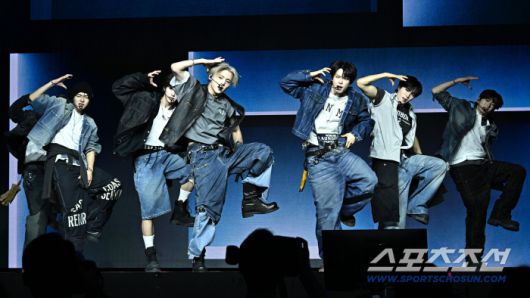 12일 서울 한남동 블루스퀘어에서 보이 그룹 '알파드라이브원' 데뷔 쇼케이스가 열렸다. 화려한 무대를 선보이고 있는 알파드라이브원. 한남동=송정헌 기자songs@sportschosun.com/2026.01.12/