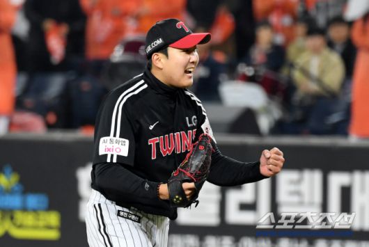 29일 대전 한화생명볼파크에서 열린 한국시리즈 3차전 한화 이글스와 LG 트윈스의 경기. 5회말 2사 2루 한화 손아섭을 3구삼진 처리한 LG 선발 손주영이 환호하고 있다. 대전=박재만 기자 pjm@sportschosun.com/2025.10.29/