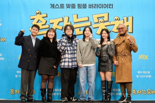 JTBC 신규 예능 '혼자는 못 해' 제작발표회가 12일 서울 마포구 상암스탠포드호텔에서 진행된 가운데 출연진 전현무, 이수지, 홍상훈 CP, 권예솔PD, 이세희, 추성훈(왼쪽부터)이 포즈를 취하고 있다. 사진제공=JTBC