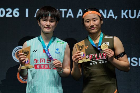 Winner South Korea's An Se Young, right, poses with second placed China's Wang Zhi Yi on the podium during the awards ceremony for the women's singles final match at the Malaysia Open badminton tournament in Kuala Lumpur, Malaysia, Sunday, Jan. 11, 2026. (AP Photo/Kien Huo)<저작권자(c) 연합뉴스, 무단 전재-재배포, AI 학습 및 활용 금지>