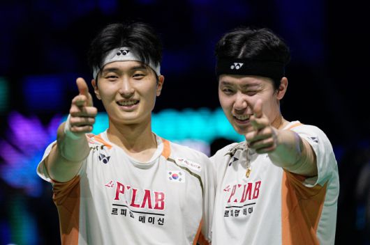Korea's Seo Sung Jae, right and Kim Won Ho celebrate after defeating Malaysia's Aaron Chia and Soh Wooi Yik in their men's doubles finals match at the Malaysia Open badminton tournament in Kuala Lumpur, Malaysia, Sunday, Jan. 11, 2026. (AP Photo/Kien Huo)<저작권자(c) 연합뉴스, 무단 전재-재배포, AI 학습 및 활용 금지>