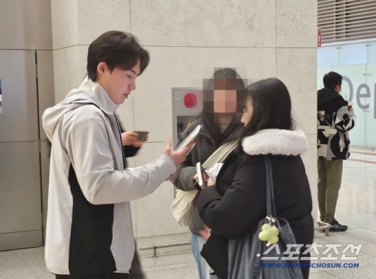 캠프 출발전 취재진과 만난 오지환. 김영록 기자