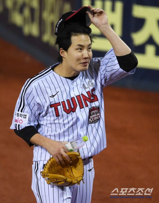 27일 잠실구장에서 열린 한국시리즈 2차전 LG 트윈스와 한화 이글스의 경기. LG 임찬규가 팬들에게 인사하고 있다. 잠실=박재만 기자 pjm@sportschosun.com/2025.10.27/
