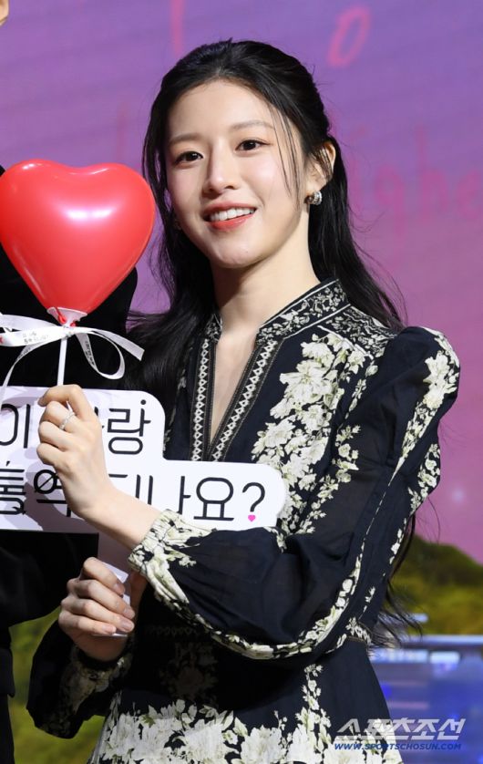 글로벌 톱스타 차무희를 연기한 고윤정.