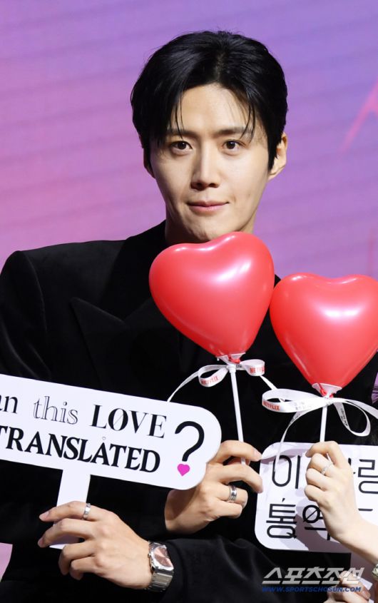 다중언어 통역사 주호진을 연기한 김선호.