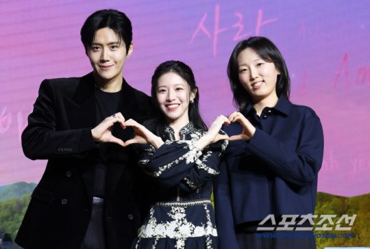 넷플릭스 '이 사랑 통역 되나요?' 배우 김선호, 고윤정, 유영은 감독이 다정하게 포즈를 취하고 있다.