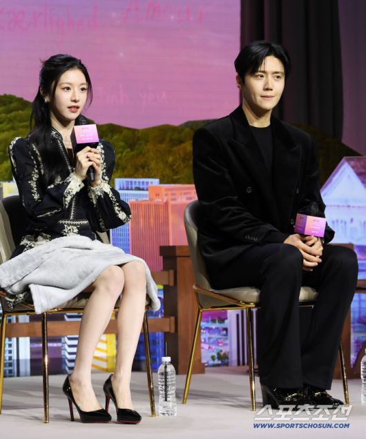 넷플릭스 새 오리지널 시리즈 '이 사랑 통역 되나요?'에서 달콤한 로맨스 케미를 뽐낸 고윤정과 김선호.