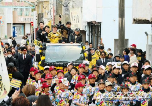 지카모토는 임시 퍼레이드카인 1.5톤 트력에 올라 약 500m를 20분에 걸쳐 이동했다. 사진출처=데일리스포츠 SNS