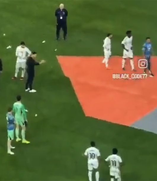 사비 알론소 레알 마드리드 감독(왼쪽 위)이 슈퍼컵을 마치고 선수들에게 가드 오브 아너를 하자고 독려하는 모습. 하지만 킬리안 음바페(오른쪽 아래)은 반대 의사를 표했고, 음바페 주도로 선수들은 라커룸으로 향했다. SNS 영상 캡쳐