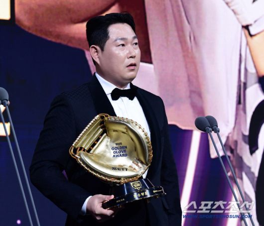 9일 서울 롯데호텔월드에서 KBO 골든글러브 시상식이 열렸다. 포수 부문 골든글러브를 수상한 두산 양의지. 잠실=송정헌 기자songs@sportschosun.com/2025.12.09/