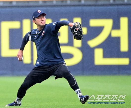 25일 잠실야구장에서 열린 SSG와 두산의 경기, 두산 홍건희가 비가 내리는 가운데 훈련을 소화하고 있다. 잠실=허상욱 기자wook@sportschosun.com/2025.06.25/