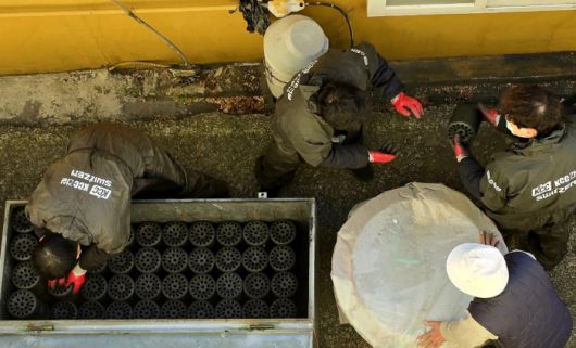 12일 KCC 건설이 부산 지역에서 연탄 나눔 봉사활동을 했다. 사진제공=부산 KCC