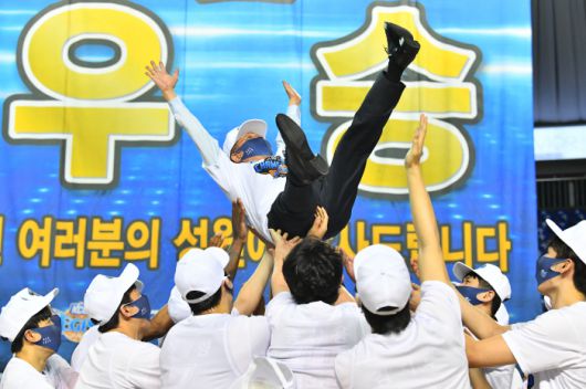 2020~2021시즌 부산 KCC가 정규리그 우승을 달성했을 당시 헹가래를 받고 있는 정몽열 회장. 사진제공=KBL