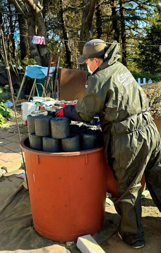 12일 KCC 건설이 부산 지역에서 연탄 나눔 봉사활동을 했다. 사진제공=부산 KCC