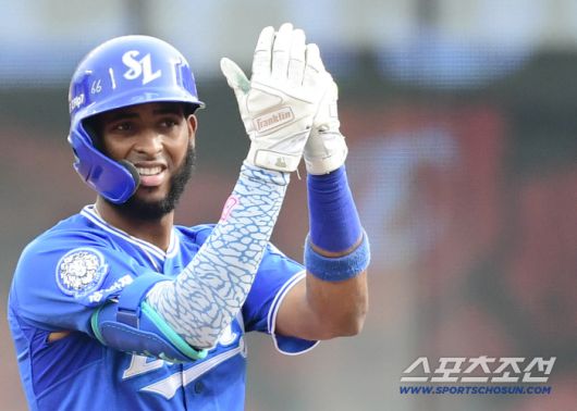 19일 대전 한화생명볼파크에서 열린 삼성과 한화의 PO 2차전. 3회 역전 1타점 적시 2루타를 날린 삼성 디아즈. 대전=송정헌 기자songs@sportschosun.com/2025.10.19/