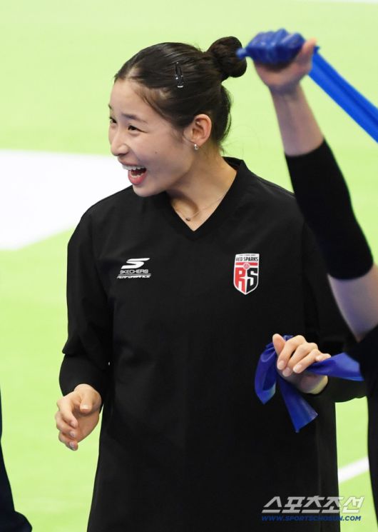 25일 수원체육관에서 열린 V리그 현대건설과 정관장의 경기. 정관장 인쿠시가 현대건설 자스티스와 인사를 나누고 있다. 수원=박재만 기자 pjm@sportschosun.com/2025.12.25/