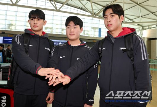 지난해 스프링캠프 출발 당시 LG 신인 투수 3인방 김영우-이한림-추세현(왼쪽부터)이 함께 한 모습. 김영우는 필승조로 발돋움했고, 추세현은 투수가 아닌 타자가 됐다. 스포츠조선DB