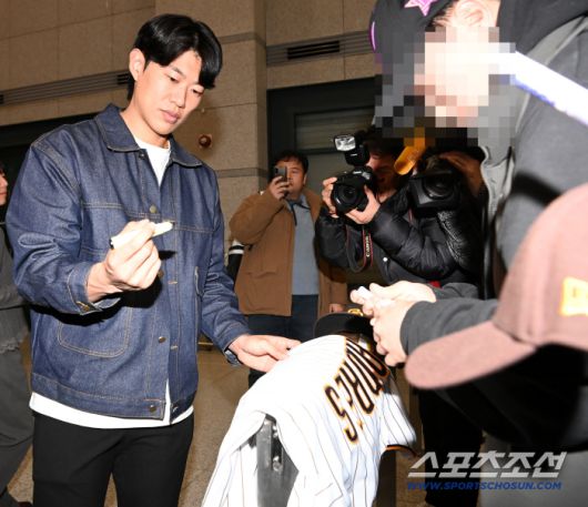 메이저리그 샌디에이고 파드리스와 입단 계약을 맺은 송성문이 23일 인천국제공항을 통해 귀국한 뒤 팬의 모자와 유니폼에 사인을 하고 있다. 인천공항=허상욱 기자wook@sportschosun.com/2025.12.23/