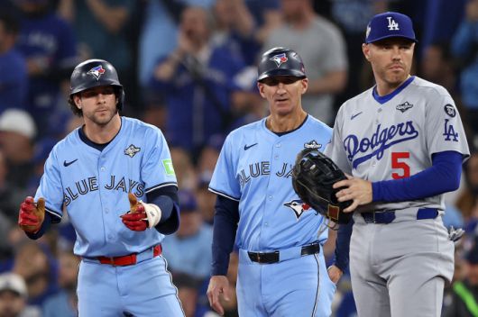 1루수 프레디 프리먼은 1루로 출루한 상대 선수들과 많은 대화를 나눈다고 한다. AFP연합뉴스