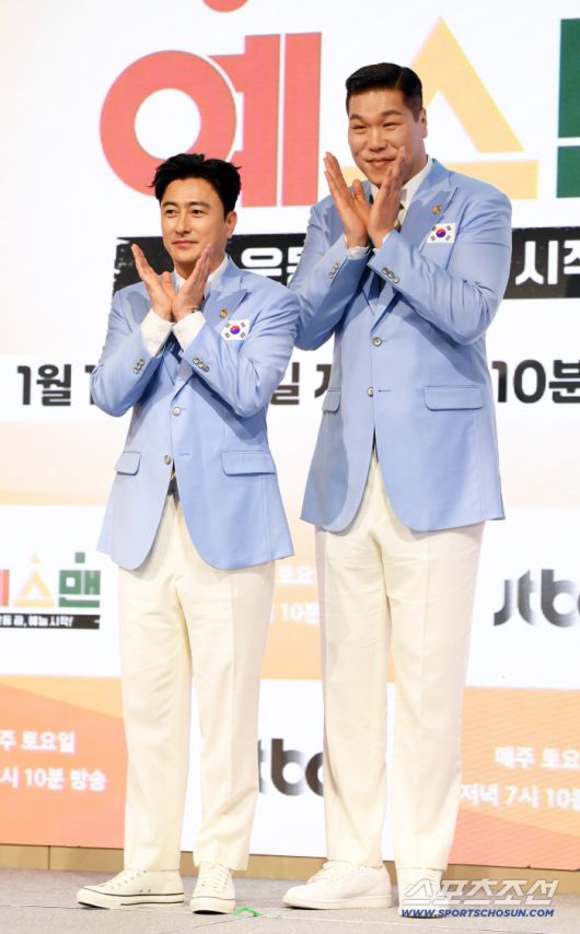 JTBC 신규 예능 '예스맨' 제작발표회가 14일 서울 여의도 페어몬트 앰배서더에서 열렸다. 안정환, 서장훈이 포토타임을 갖고 있다. 여의도=박재만 기자 pjm@sportschosun.com/2026.01.14/