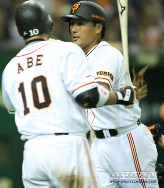 일본프로야구 요미우리-야쿠르트 경기  요미우리 이승엽이 6회 선두타자로 나와 야쿠르트 가와시마에게 솔로홈런을 치고 아베와 환호.  <도쿄돔=스포츠닛폰(사진제공)>