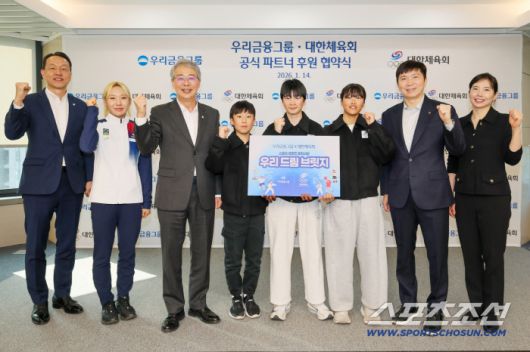 왼쪽부터)우리금융그룹 브랜드부문장 이정섭 상무, 근대5종 국가대표 성승민 선수, 임종룡 회장, 스노보드 류준수, 크로스컨트리 박재연, 크로스컨트리 이윤주, 대한체육회 유승민 회장, 오지윤 마케팅실장.사진제공=대한체육회