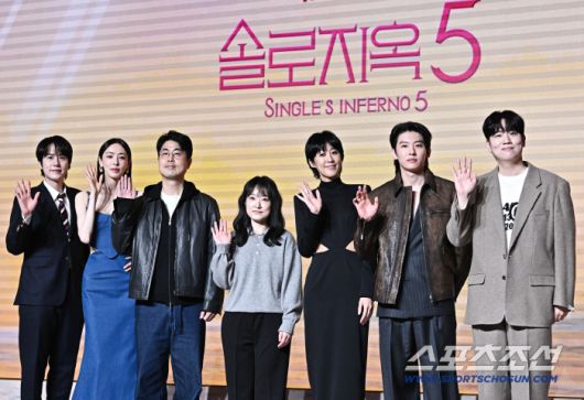 14일 서울 마포 나루서울호텔에서 넷플릭스 '솔로지옥5' 제작발표회가 열렸다. 솔로지옥5 진행자와 함께 포즈를 취하고 있는 김재원, 박수지 PD. 마포=송정헌 기자songs@sportschosun.com/2026.01.14/