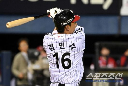 10일 잠실야구장에서 열린 SSG와 LG의 경기, 6회말 1사 1루  LG 김민수(김정율)가 2루타를 치고 기쁨을 나누고 있다. 잠실=허상욱 기자wook@sportschosun.com/2025.06.10/